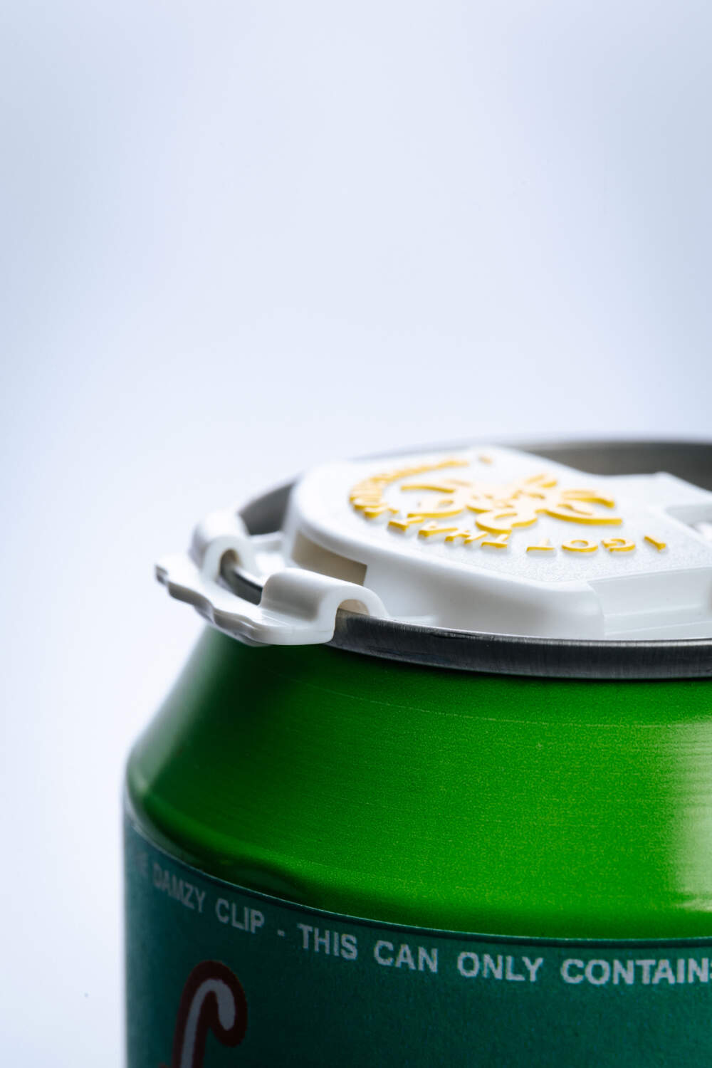 Photo d'un Damzy Clip accroché sur une canette