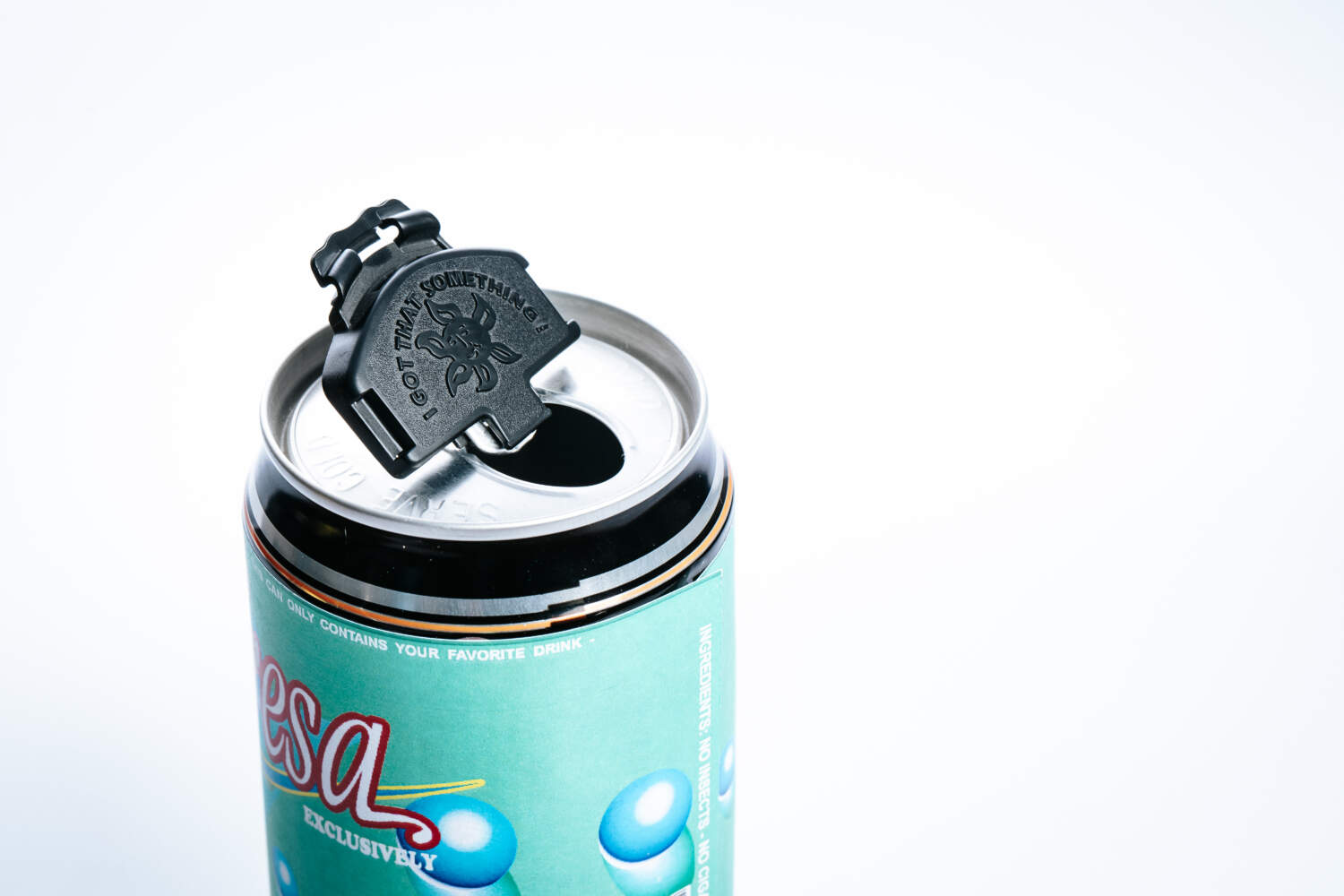 Photo d'une canette ouverte avec un Damzy Clip