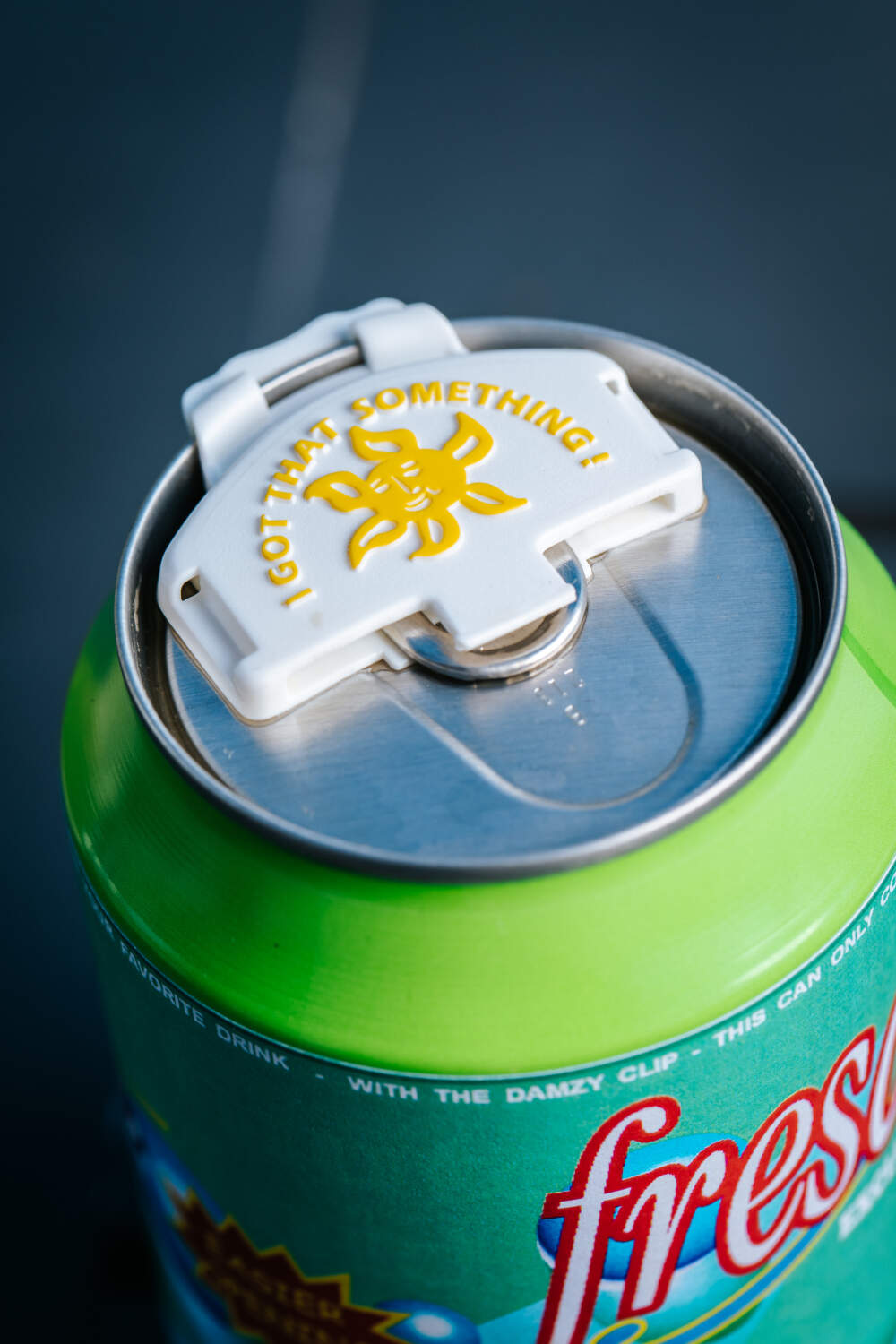 Photo d'une canette refermée grâce à un Damzy Clip