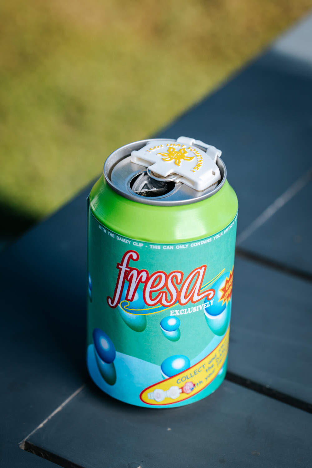 Photo d'une canette ouverte avec un Damzy Clip